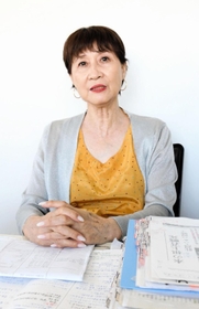 戦没オリンピアンを調査する曾根幹子さん＝広島市内
