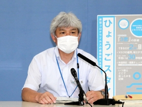 新型コロナウイルスの感染状況について発表する兵庫県感染症対策課の西下重樹課長＝１３日午後、兵庫県庁