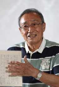 河石達雄さん。水が不足した硫黄島の戦いを思い、氷水を毎日、父の遺影に供えている＝尼崎市内（撮影・小林良多）