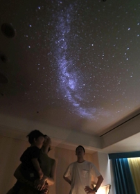 都会にいても天体観測？　客室の天井でプラネタリウムも＝神戸市中央区港島中町６（撮影・辰巳直之）
