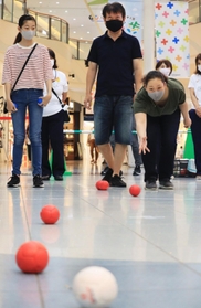 パラ競技のボッチャを体験する家族＝ららぽーと甲子園