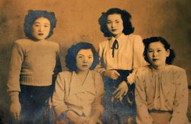 終戦後、電話交換手の仲間らと撮った写真（吉田さん提供）