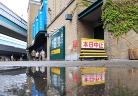 ３日連続で日程が順延され、閑散とする甲子園球場の外周＝１４日午後、西宮市甲子園町（撮影・吉田敦史）
