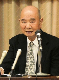 終戦の日の全国戦没者追悼式で遺族代表として追悼の辞を述べた丹波市の柿原啓志さん。追悼式を前に記者会見し、戦死した父輝治さんへの思いを語った＝神戸市中央区花隈町、兵庫県遺族会館