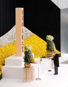 遺族を代表して追悼の辞を述べる柿原啓志さん＝１５日午後、東京都千代田区、日本武道館