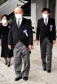 没者追悼式の会場に向かう柿原啓志さん（中央）ら兵庫県の遺族＝１５日午前、東京都千代田区、日本武道館