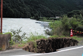 大きく陥没した道路＝１５日午後６時４７分、兵庫県宍粟市一宮町安積
