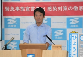 ４度目となる緊急事態宣言の発令を前に、会見で兵庫県の措置内容を説明する斎藤元彦知事＝１７日午後、兵庫県庁（撮影・秋山亮太）