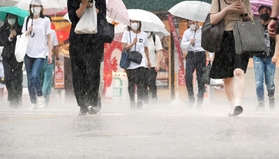 激しい雨に見舞われた神戸の市街地＝１７日午後、神戸市中央区元町通１（撮影・秋山亮太）
