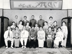 田中静壱（前列中央）の親族写真。前列の右端の乳児が孫の和田雅子さん。静壱の左の海軍軍人は義弟の西田政雄（たつの市立龍野歴史文化資料館提供）