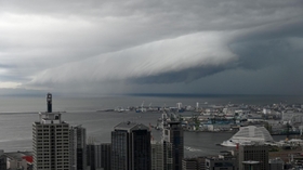 大阪湾上空に発生した「アーチ雲」（撮影・金居光由）