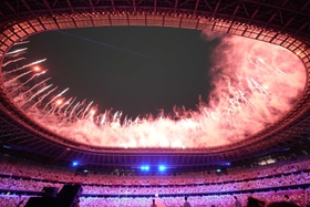 東京五輪の開会式で打ち上がる花火（代表撮影）