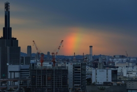 鮮やかな色合いの虹＝２０日午後６時１６分、神戸市中央区東川崎町１から