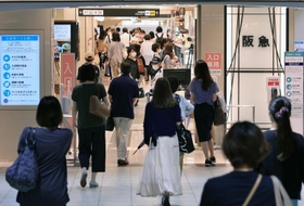 兵庫県の要請に従い、地階フロアの利用客数に上限を設けた神戸阪急。出入り口で客数を管理しながら状況に応じて制限する予定という＝２０日午後、神戸市中央区小野柄通８（撮影・小林良多）