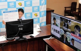 全国知事会の会議にオンラインで出席する斎藤元彦知事＝２０日午後、兵庫県庁