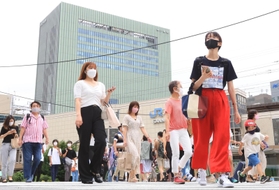 兵庫県に４度目の緊急事態宣言が発令されてから、初の週末。神戸市中央区のＪＲ三ノ宮駅前では、休日らしい装いで街に繰り出す人の姿が見られた＝２１日午前、同市中央区布引町４（撮影・吉田敦史）