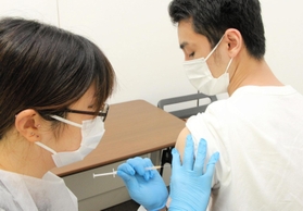 兵庫県内でトップを切って始まった神戸市看護大での接種＝６月２１日、神戸市西区学園西町３