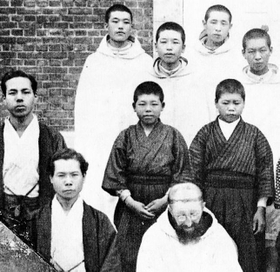 修道院講師時代の露風（前列左）と教え子ら（霞城館提供）