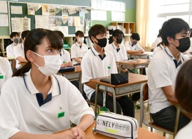 校内放送で始業式のあいさつを聞く生徒たち＝２３日午前、明石市魚住町金ケ崎（撮影・坂井萌香）