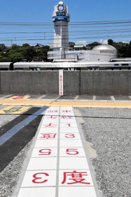 東経１３５度線の通り道に合わせてタイルが張られている山陽電鉄人丸前駅。同電鉄は、標準時設定１３５年に合わせて明石市が企画したスタンプラリーに協力している＝明石市大蔵天神町