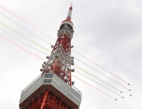 鮮やかなスモークで航跡を残して飛行するブルーインパルス＝２４日午後２時８分、東京都港区芝公園４（撮影・吉田敦史）