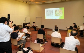 会見では、松方コレクションの「ガラス乾板」と比較して同一作品である可能性が高いことが示された＝２４日午後、姫路市立美術館（撮影・大山伸一郎）