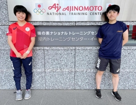 卓球女子の東京パラリンピック代表、友野有理（左）の直前合宿にも帯同した姉稜子さん＝９日、東京都内（稜子さん提供）