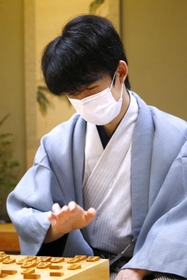 ７番勝負の第５局に勝ち、感想戦で対局を振り返る藤井聡太王位＝２５日午後、徳島市、渭水苑