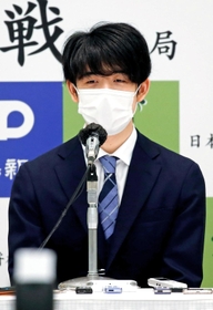 王位戦初防衛から一夜明け、穏やかな表情で記者会見する藤井聡太王位＝２６日午前９時ごろ、徳島市の徳島グランヴィリオホテル（立花善晴撮影）