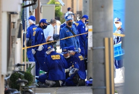 山口組の分裂から６年。今月、神戸市兵庫区の住宅街で起きた発砲事件で、現場を調べる兵庫県警の捜査員ら＝５日午後、同市兵庫区三石通