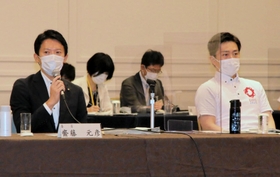 関西広域連合の会議で発言する斎藤元彦兵庫県知事（左端）。隣に座った吉村洋文大阪府知事とは就任後、初めて対面した＝２６日午後、京都市中京区