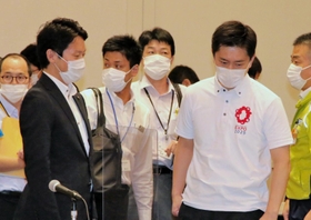 関西広域連合の会議後、吉村洋文大阪府知事（右から２人目）と立ち話をする斎藤元彦兵庫県知事（左から２人目）＝２６日午後、京都市中京区