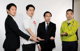 緊急事態宣言対象地域の３府県知事とメッセージ動画の収録に臨む兵庫県の斎藤元彦知事（左端）＝２６日午後、京都市中京区