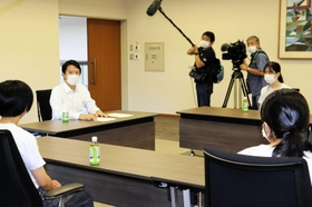 自らの司会進行で学生らと意見交換する斎藤元彦知事＝神戸市西区学園西町８