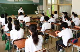 兵庫県内では最も早く、８月２３日に始業式を開いた中学校＝明石市内