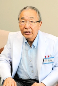 コロナ後遺症外来を担当し、「ブレインフォグを知って感染後は注意を」と語る夏目重厚副院長＝神戸市兵庫区大開通９、吉田病院