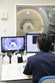 脳を調べる磁気共鳴画像装置（ＭＲＩ）も診断項目に入る＝神戸市兵庫区大開通９、吉田病院（吉田病院提供）