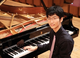 「音楽でも患者を癒やせる医師になりたい」と話す沢田蒼梧さん＝神戸市中央区、神戸新聞松方ホール（撮影・吉田敦史）