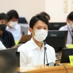就任初日に新型コロナ対策の庁内連絡会議に出席した斎藤元彦知事＝１日午後、兵庫県災害対策センター（撮影・吉田敦史）
