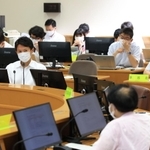 就任初日に新型コロナ対策の庁内連絡会議に出席した斎藤元彦知事＝１日午後、兵庫県災害対策センター（撮影・吉田敦史）