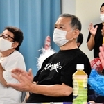 母校の三木東高校で山本俊樹の試技を見守る父英雄さん（前列右）と母芳江さん（同左）＝７月３１日夜、三木市別所町小林