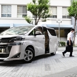知事公用車に乗らず、職員用公用車のワンボックス車で移動する兵庫県の斎藤元彦知事（右）＝２日午後、神戸市中央区東川崎町１、サンテレビジョン（撮影・坂井萌香）