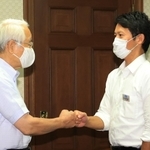 事務引き継ぎ式で井戸敏三前知事（左）とグータッチを交わす斎藤元彦知事＝２日午後、県公館