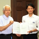 事務引継書に署名した井戸敏三・前知事（左）と斎藤元彦知事＝２日午前、県公館（撮影・鈴木雅之）