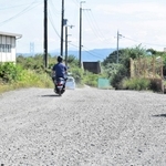 県道長坂垂水線の未舗装部分。神戸市は車両の通り抜けをできなくする方針を示した＝神戸市西区伊川谷町長坂