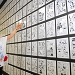 落第忍者乱太郎の全キャラクターの原画紹介コーナーに見入る尼子騒兵衛さん＝尼崎市昭和通２、尼崎市総合文化センター