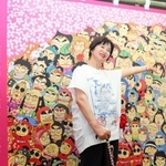 内覧会でファンへの感謝と創作への思いを語った尼子騒兵衛さん＝尼崎市昭和通２、尼崎市総合文化センター