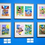 落第忍者乱太郎のコミックスの表紙原画が並ぶ＝尼崎市昭和通２、尼崎市総合文化センター