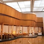 波打つような壁が印象的なニューヨーク万国博覧会フィンランド館の再現展示＝神戸市中央区脇浜海岸通１、兵庫県立美術館