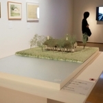 アイノ・アアルトが設計した湖岸の夏の家「ヴィラ・フローラ」の模型などが並ぶ会場。家族の団らんを紹介する動画も上映する＝神戸市中央区脇浜海岸通１、兵庫県立美術館